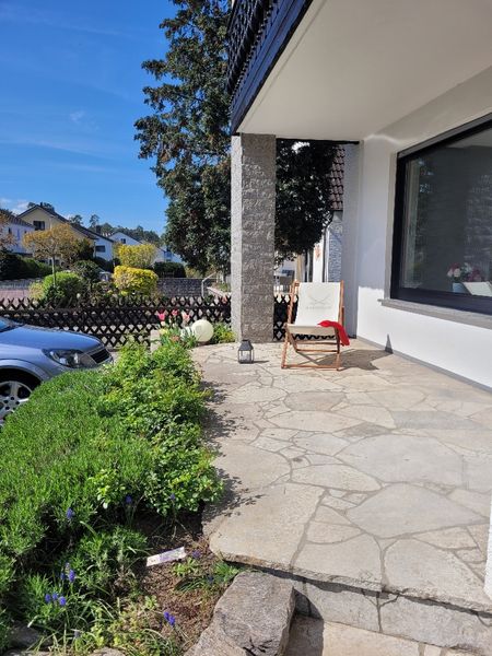 Schicke neu sanierte 3,5-Zimmer-Wohnung mit Terrasse und Stellplatz - ruhige Lage